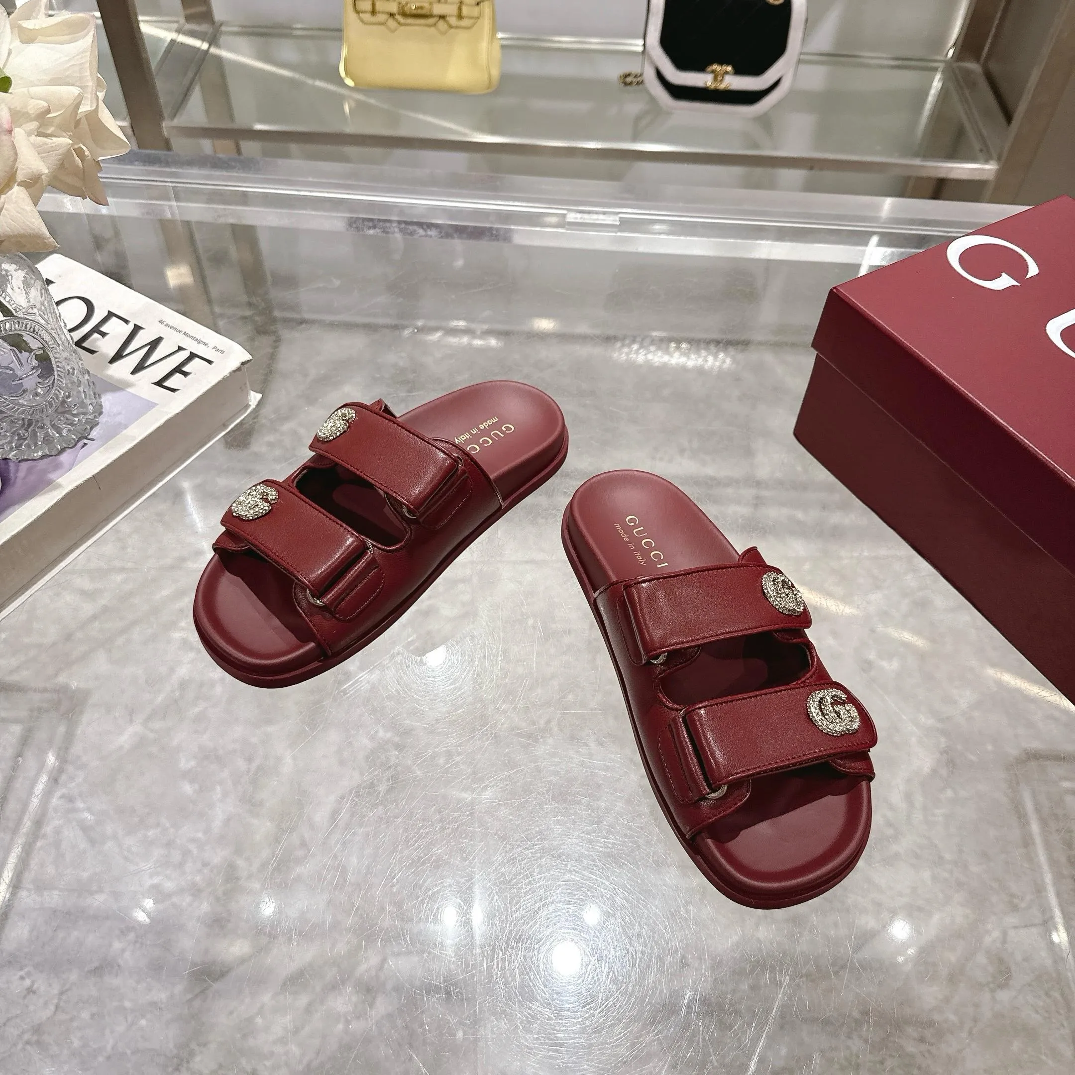 Wholesale direct sales 260👟👟 Gucci’s modern design aesthetic explores the path of unique craftsmanship, cleverly integrating the brand’s classic elements with its beloved brand identity. The sandal is embellished with the beloved Double G hardware, adding a touch of understated branding to the design, complementing the versatility of the Velcro straps. Women Light gold tone hardware Sheepskin lining Double G Rubber sole Velcro fastening Flat sole
